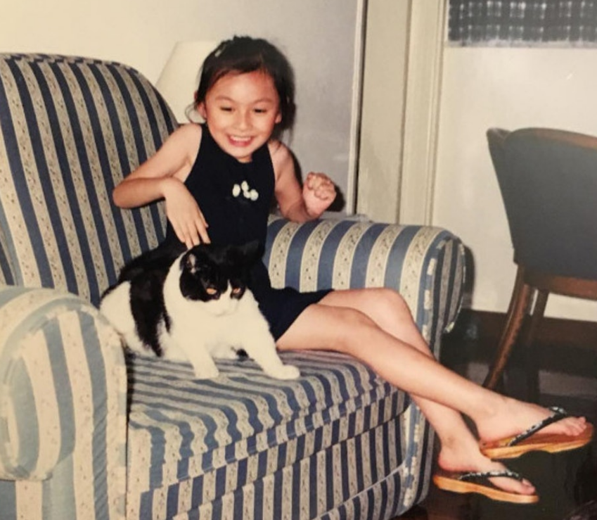 林俊贤时隔10个月与女儿团聚,挽手比心显温馨,61岁长居内地生活