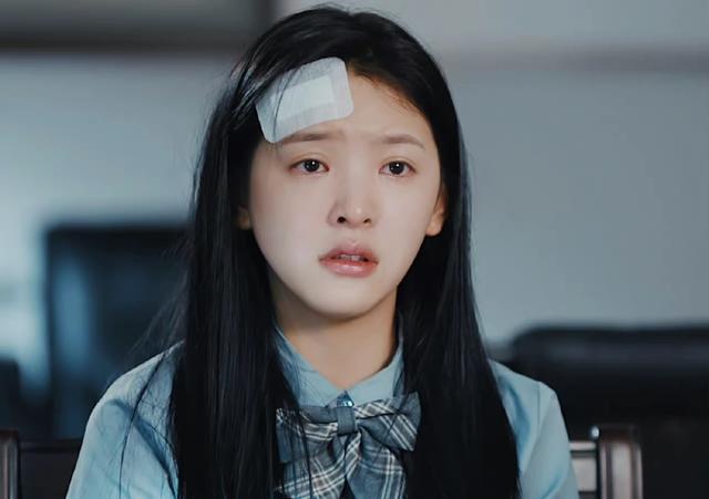 曾主演过《号手就位》,《你的婚礼》等多部影视剧的95后小花在剧中