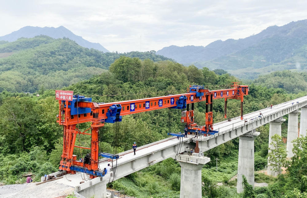 6个月铺架27座大桥中老铁路磨万段桥梁铺架背后的故事