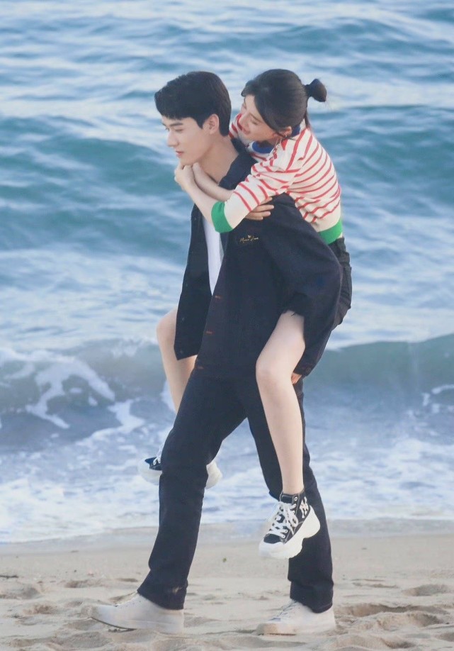 龚俊乔欣新剧预告照片曝光,海边牵手cp感满满,龚俊太有男友力