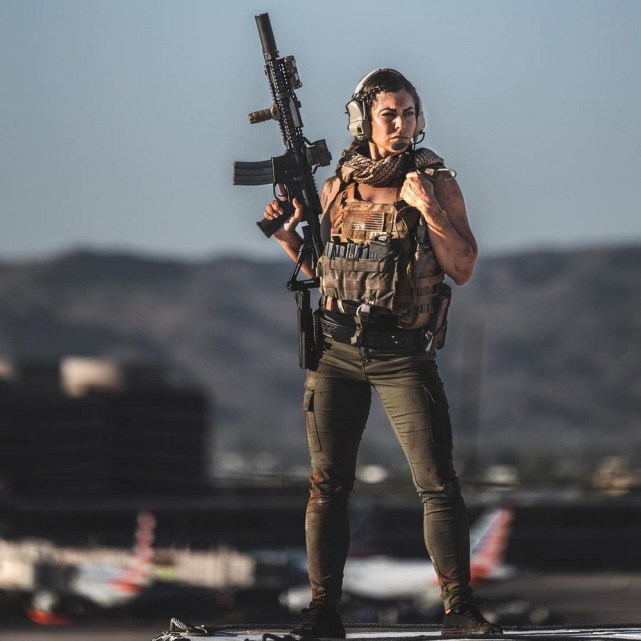 健硕的肌肉,让她拥有特种兵的既视感.她完全可以出演一些枪战大片.