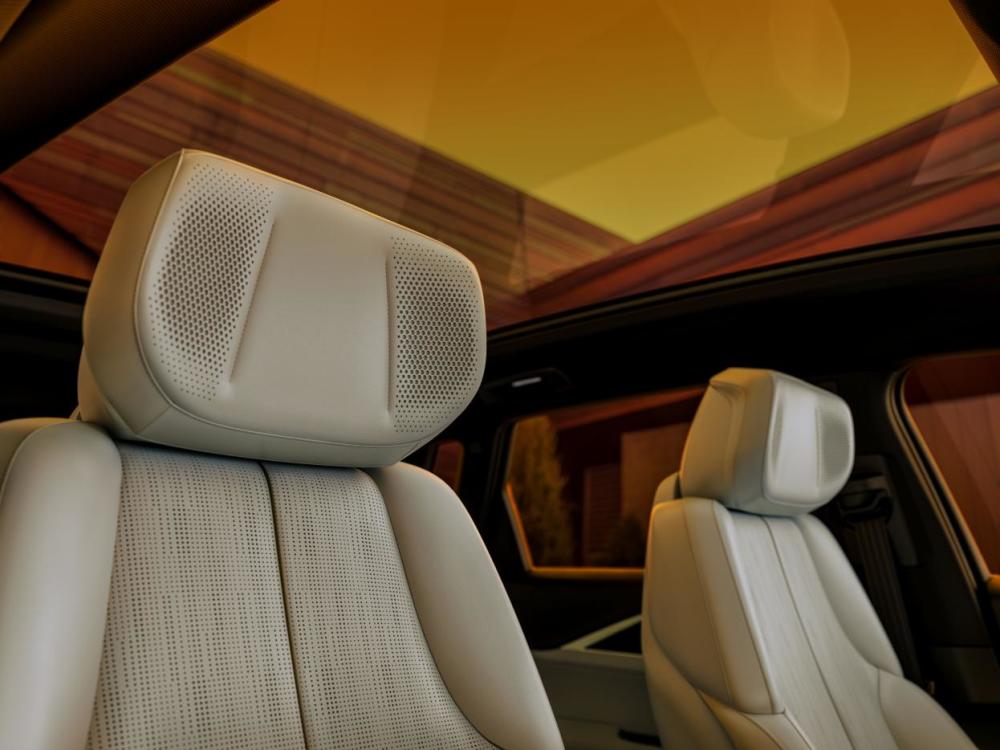 凯迪拉克lyriq车内搭载了业内首创的akg录音室级,高保真音响系统,世界
