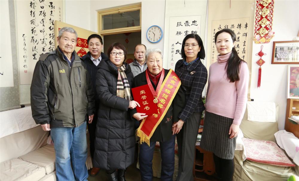 而离休后的安淑静依旧没有闲下来,她经常到学校,机关单位做爱国主义