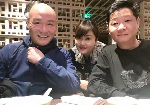 老演员生存不易,方丈侯堃卖货被嘲过气,为赚钱低声下气赔笑脸