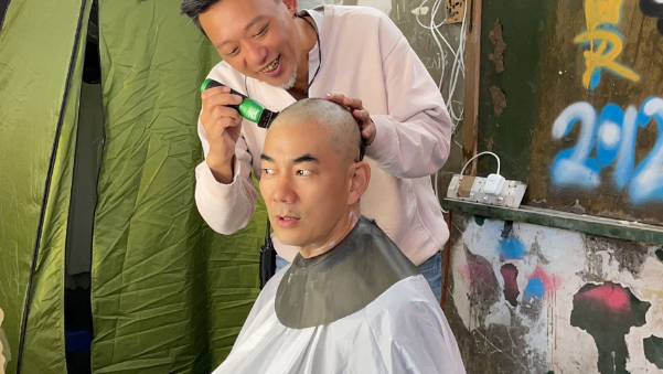 最近忙于拍摄电影《九龙城寨》,日前他为了戏中神祕造型而剃光头,并由