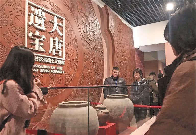 那么首先还是我们得先简单的说下何家村唐代窖藏的发掘起因吧,在1970
