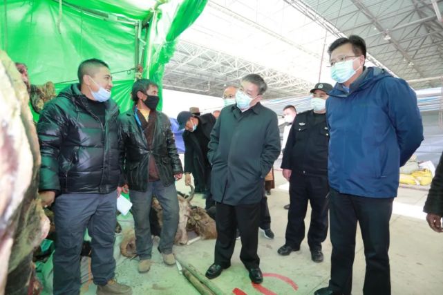 许成仓在雅砻物交会现场调研