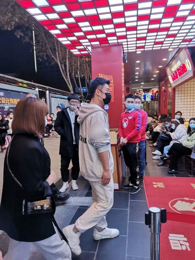 北京北站内衣未成年店里出道奶茶赠送卷走杨洋拍照理