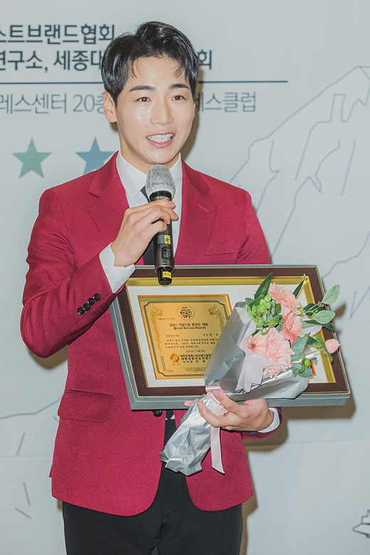 韩国第11届最佳品牌大赏歌手朴君获新人歌手部门殊荣