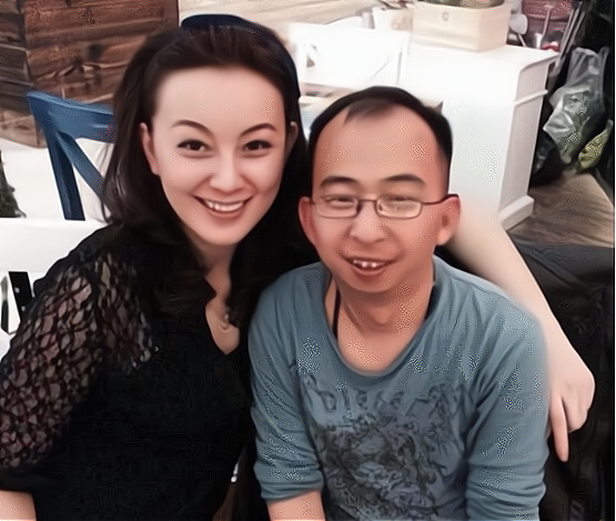 影视圈的逆袭典范这5位样貌独特的演员娶了娇妻挣到大钱