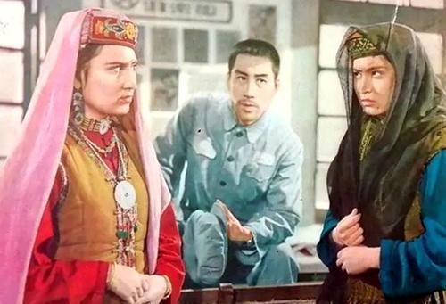 情节惊心动魄,扣人心弦;阿米尔与古兰丹姆的爱情故事也贯穿始终,赚得