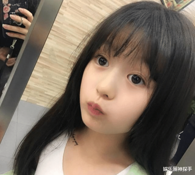 12岁裴佳欣身高接近165cm,曾被王思聪关注,双胞胎妹妹一样漂亮
