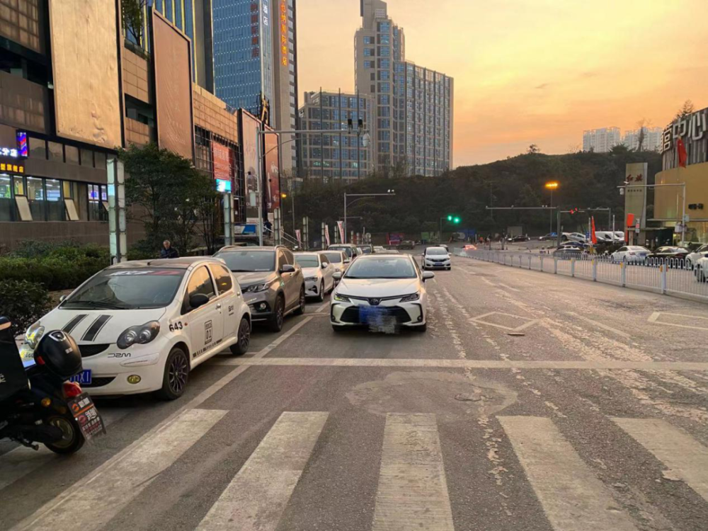 不用再绕行15分钟贵阳这条路上多了个丁字路口