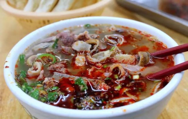 凌源羊汤 凌源羊汤主要以羊杂配多种作料加羊骨老汤精制而成.