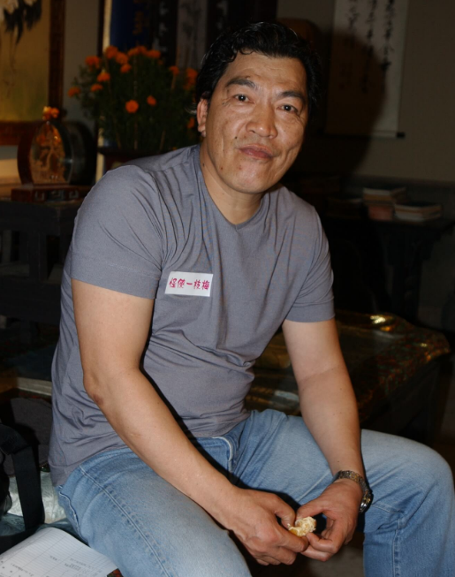 成奎安孙子车祸去世,长子与近百亲友烧香拜祭,场面伤感令人唏嘘