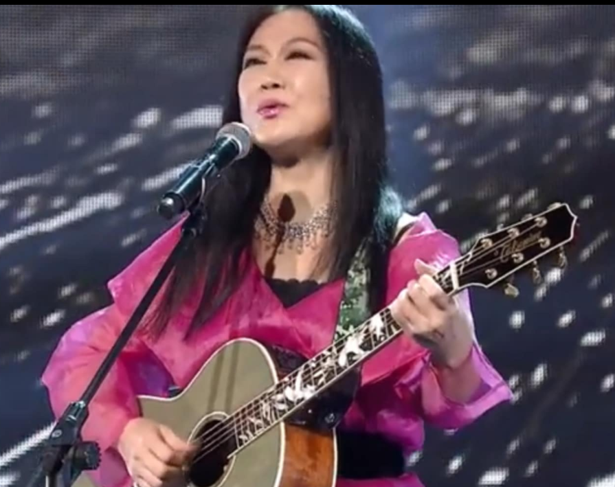 知名歌手李丽芬罕露面61岁气质仍出众与洋老公离婚后单身多年