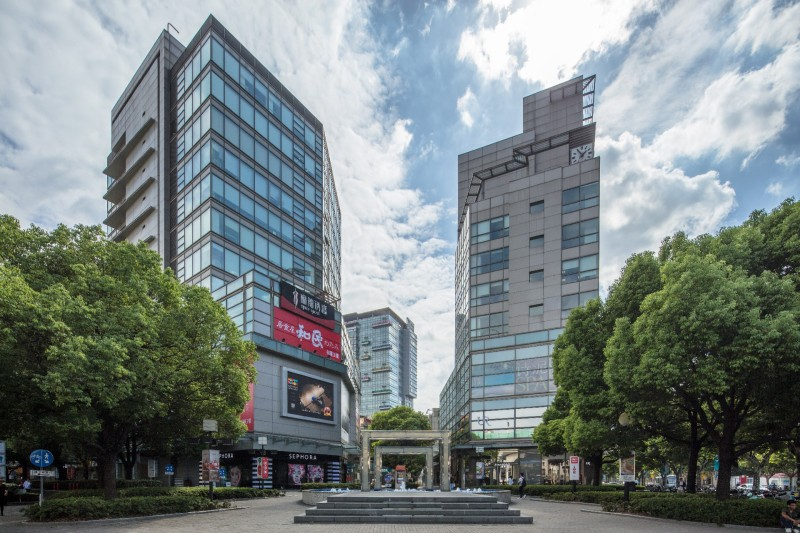 干净整洁,周边配套齐全,有多个大型商场,出门就是大宁国际商业广场