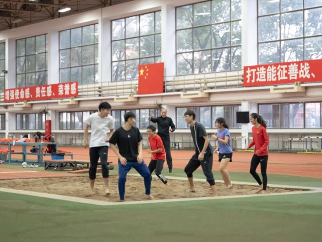 孙海平曾当过8年的跨栏运动员,从15岁到23岁,他是上海体工队的队员.