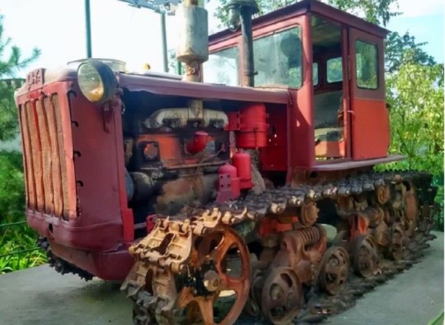 图为东方红54型拖拉机