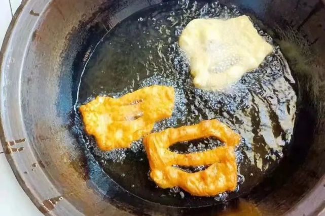 和村是个大集镇,三月三,四月四,九月十七,十月十五等过会,是炸麻糖