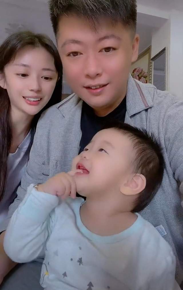 谢永强一家三口同框,小12岁娇妻大病初愈瘦好多,宝