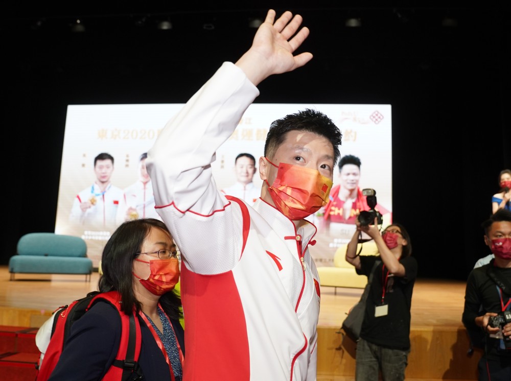 (時代精神耀香江·體育)內地奧運健兒訪港代表團走進香港理工大學(2)