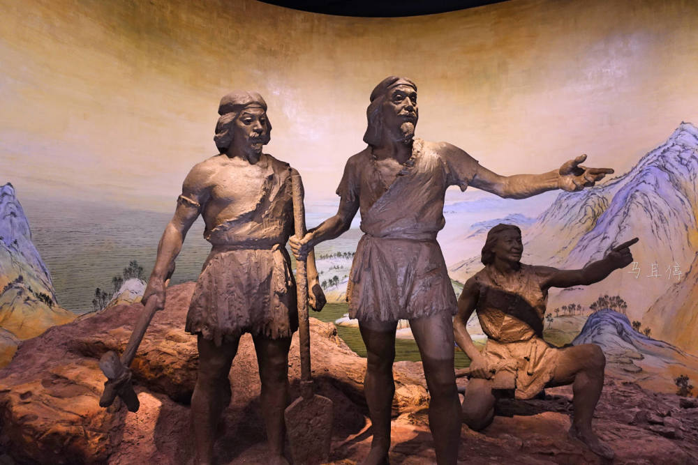 玉琮对面的三尊雕塑为山越先民,展示了山越人民的生活场景,据说早在古