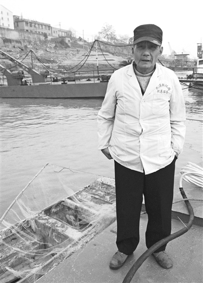 捞尸人一般是采取师傅带徒弟的方式,这一行业虽然没