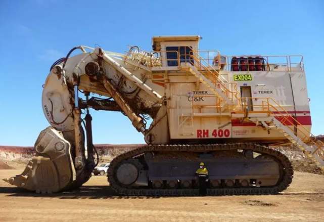 图为德国rh400液压挖掘机