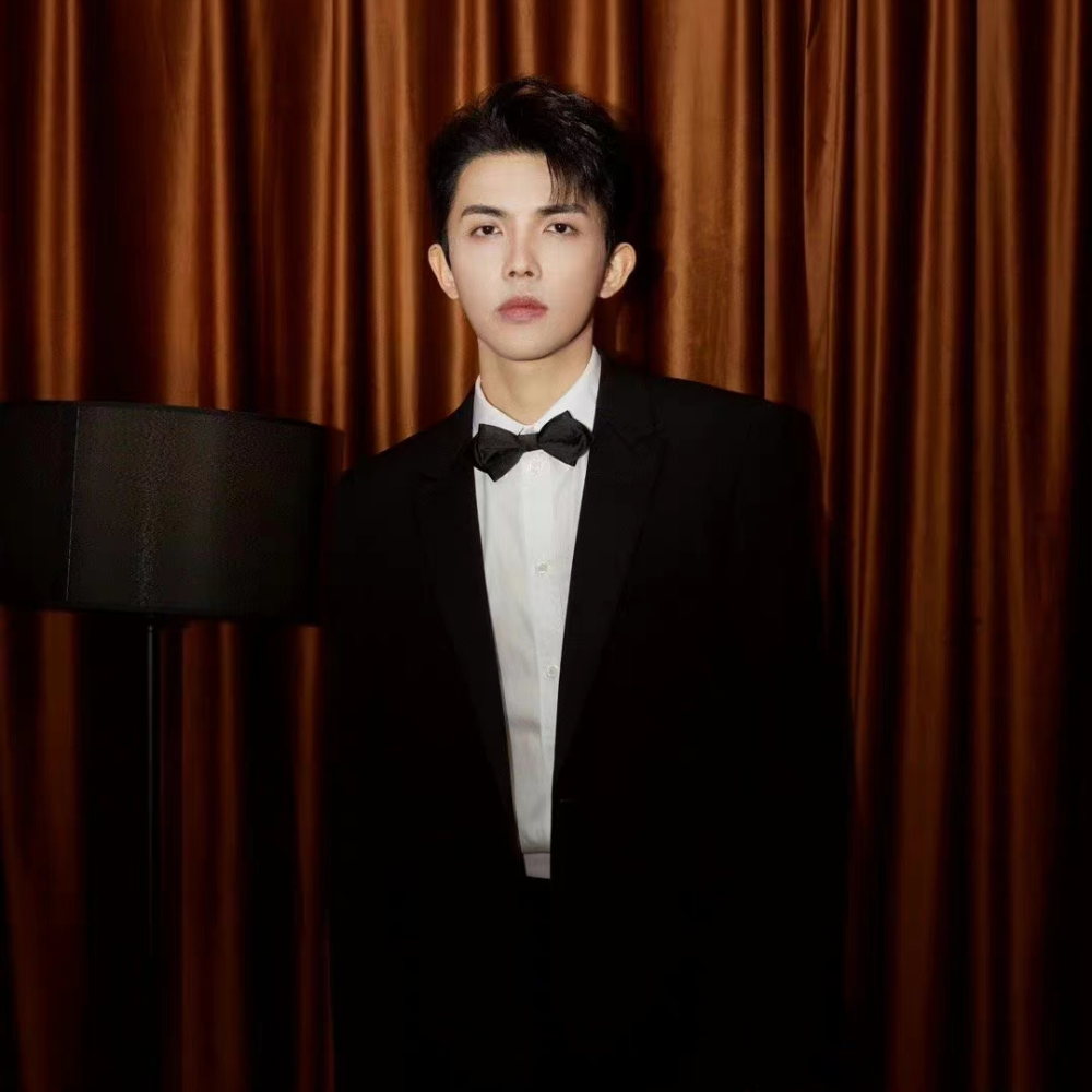 张雨绮小男友李柄熹容貌再进化他与恩师聚会下巴尖得好奇怪