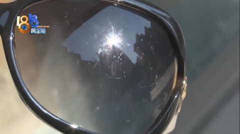 在阳光下一看,眼镜镜片上的镀膜有不少小气泡,马女士用手指去擦,气泡