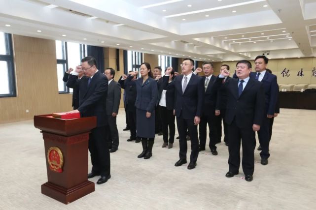 行署举行新任命国家工作人员宪法宣誓仪式罗青监誓并讲话