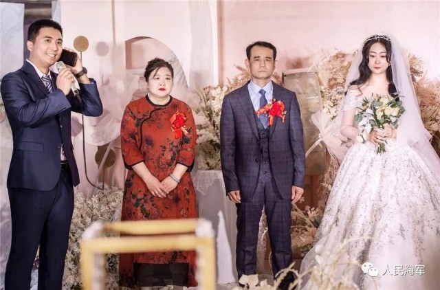 士官在央视补办婚礼李思思当司仪这一幕太甜了