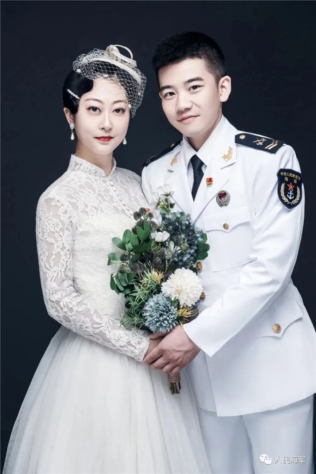 士官在央视补办婚礼李思思当司仪这一幕太甜了