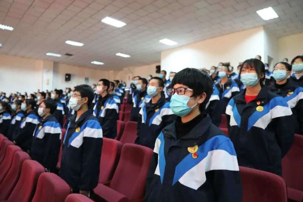 《宪法》"声"入人心"宪法晨读"活动固原一中组织开展了一场在第八个