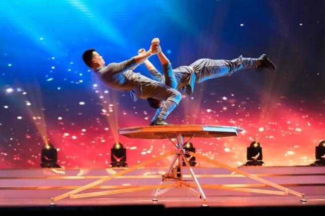 决赛现场宝山区少年宫参赛的舞台剧《夏秋生的故事》,根据抗日小英雄