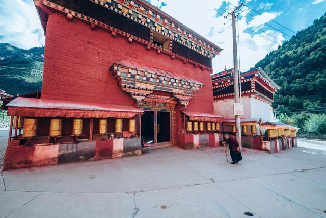 瓦拉寺康巴腹地的孔雀开屏藏东第一庙