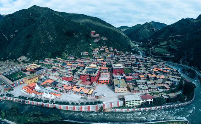 瓦拉寺康巴腹地的孔雀开屏藏东第一庙