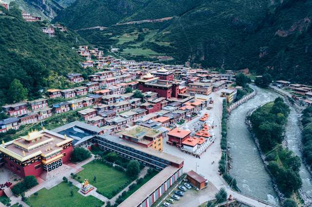 瓦拉寺康巴腹地的孔雀开屏藏东第一庙