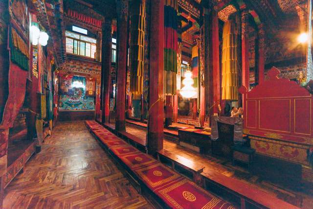 瓦拉寺康巴腹地的孔雀开屏藏东第一庙