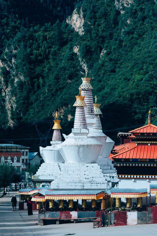 瓦拉寺康巴腹地的孔雀开屏藏东第一庙