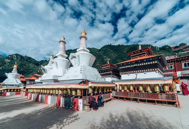 瓦拉寺康巴腹地的孔雀开屏藏东第一庙