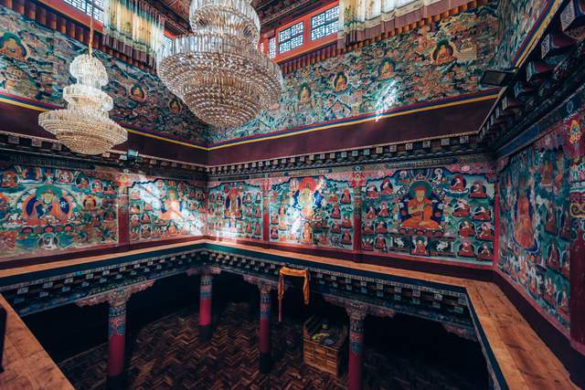 瓦拉寺康巴腹地的孔雀开屏藏东第一庙