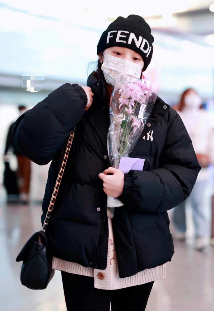 宋雨琦低调亮相机场棉服小黑裤简约大气配针织帽时髦保暖