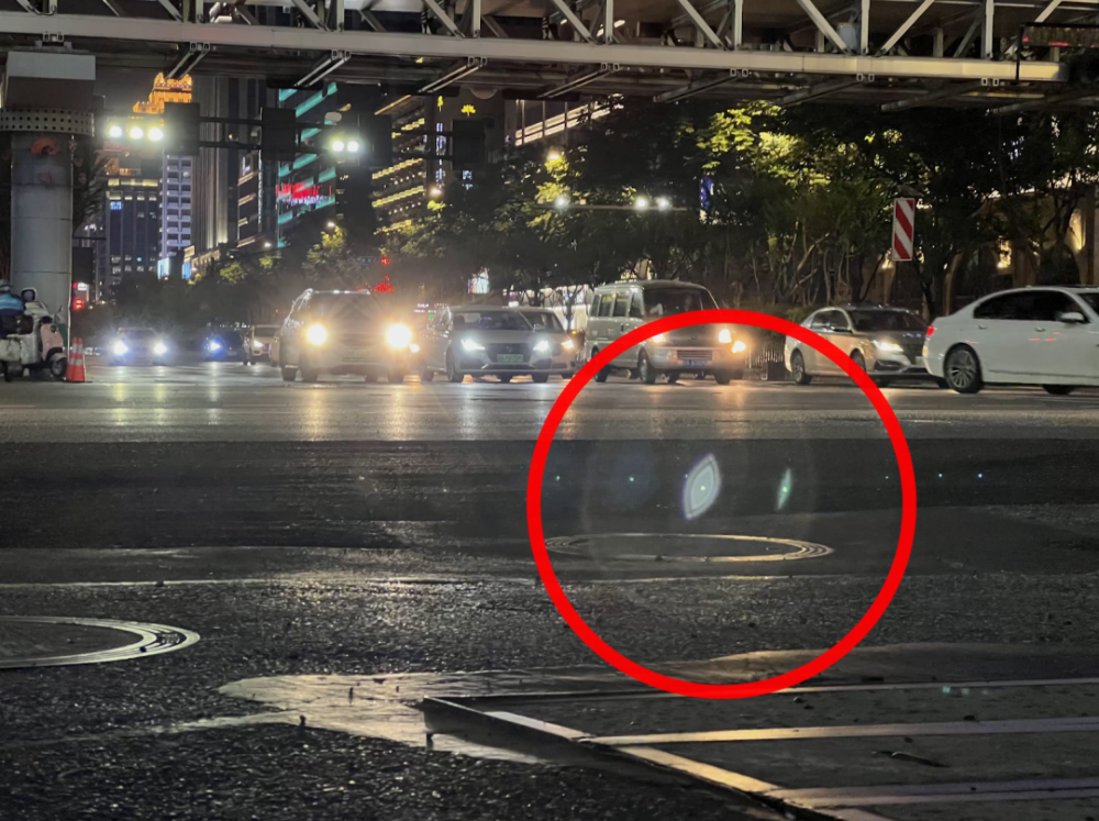 毕竟出现鬼影较明显的场景一般集中在晚上,特别是直冲镜头的强光源