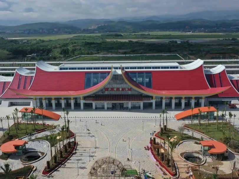乌多姆塞省,琅勃拉邦省,万象省,最终抵达老挝首都万象市,这条铁路