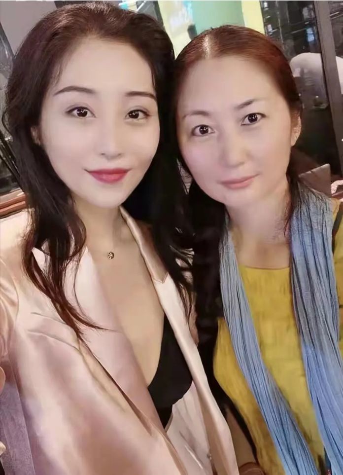 29岁未婚妈妈背着家人"买精",偷偷生下3个混血宝宝独自抚养