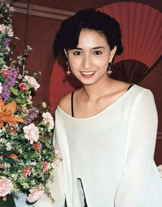 "三料港姐"吴婉芳:巅峰时被雪藏,嫁入百亿豪门,丈夫意外离世死因成谜