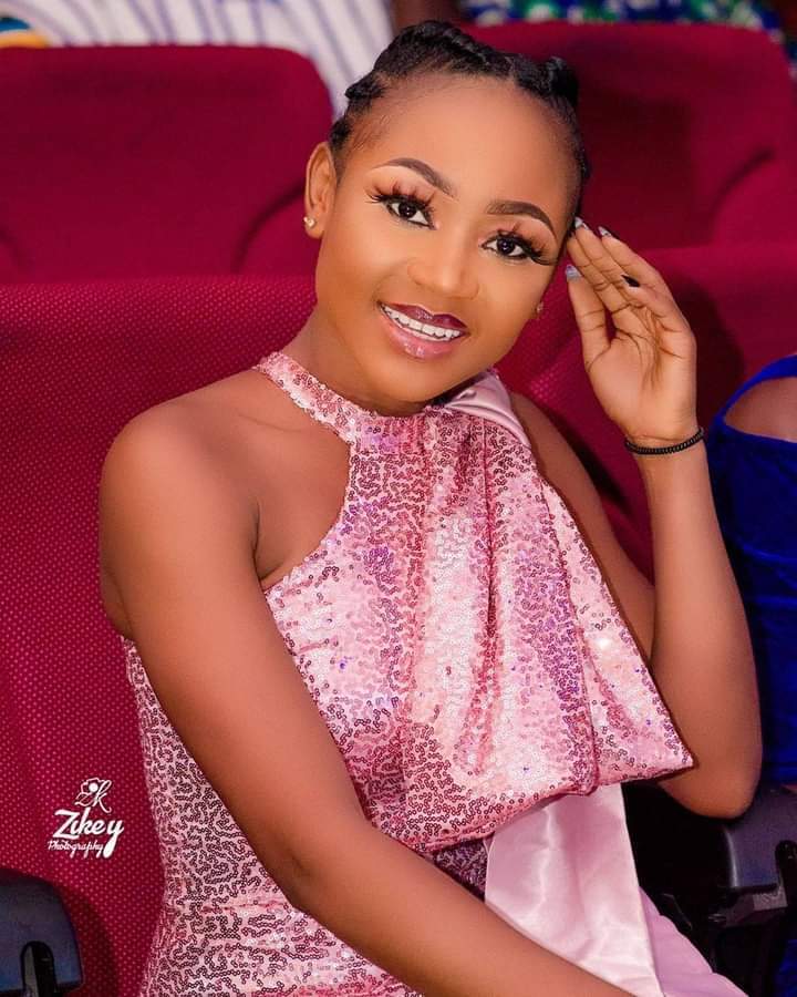 现年31岁的akuapem poloo(真名:罗斯蒙德·布朗)是一位来自非洲国家