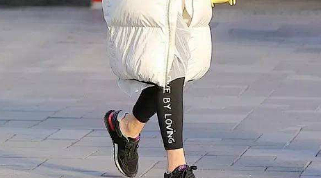 不知道从什么时候开始,冬天露脚脖成了时尚,走在街头,总能看到很多